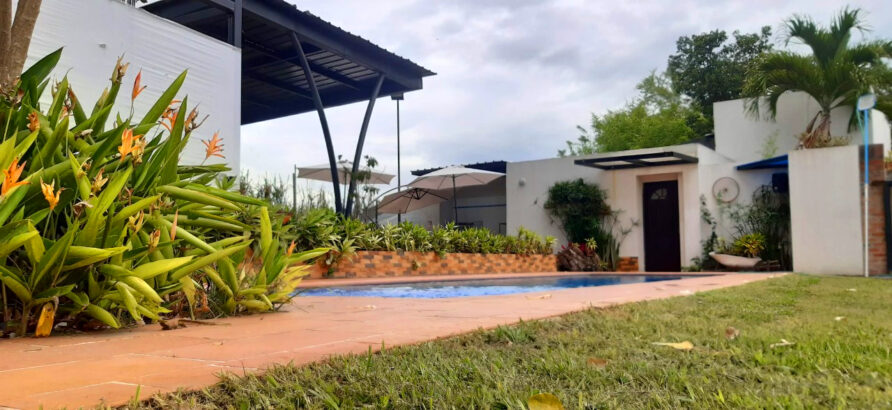Jardín y piscina
