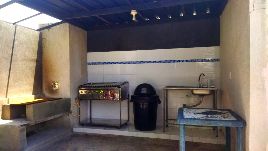 Zona con asador y fogón a leña